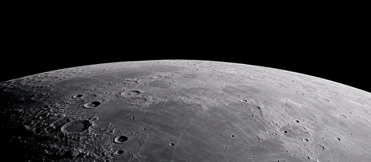 Der Mond im All, Kraterlandschaft im Streiflicht